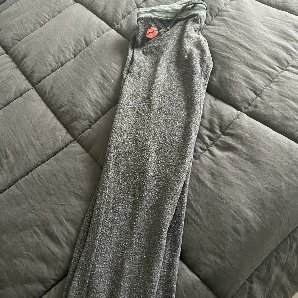 Wildfox Gray Lounge Pants with Pink/Red Lips Logo - Picture 7 of 11